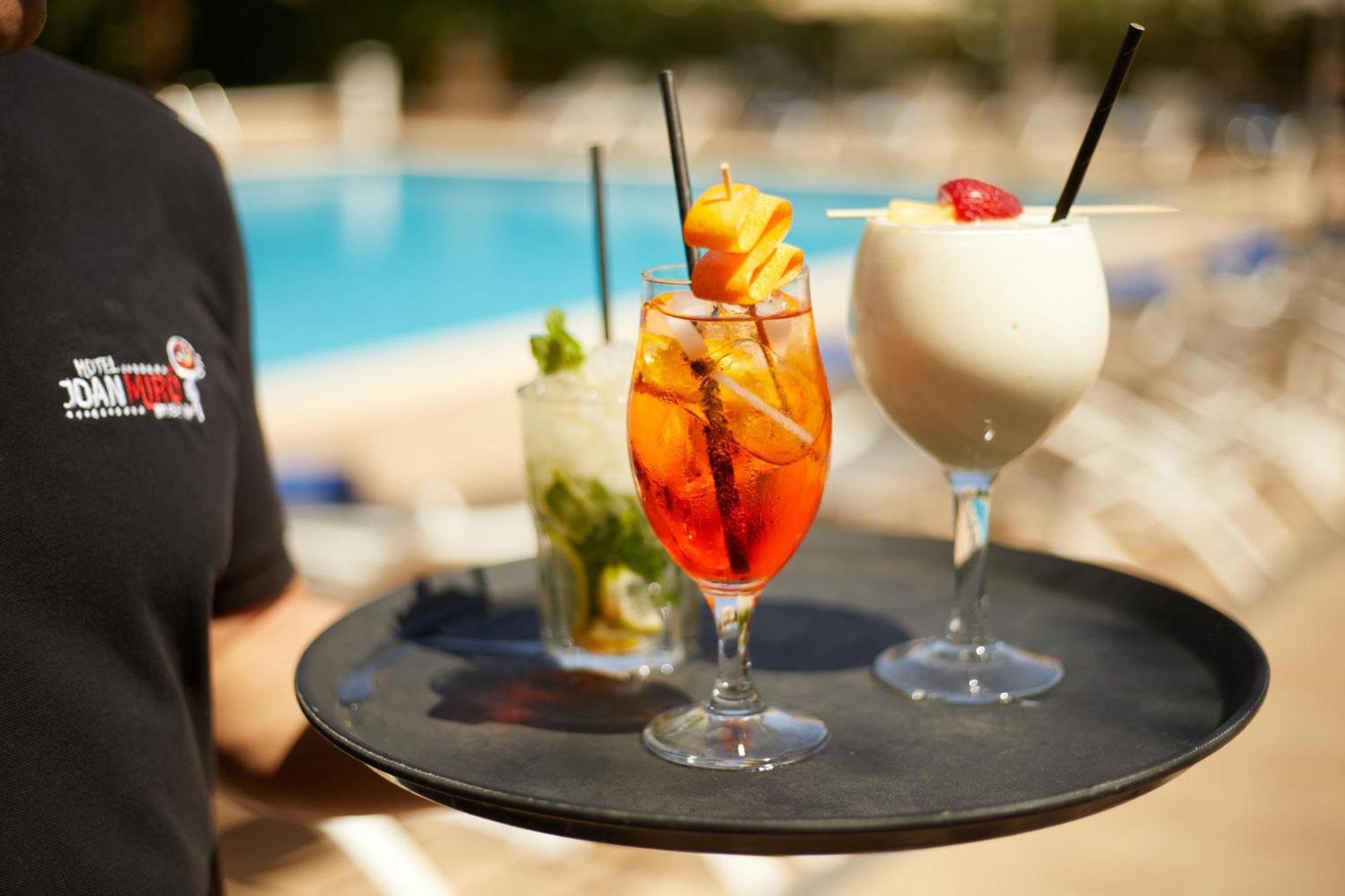 פלמה דה מיורקה Hotel Joan Miro Museum מראה חיצוני תמונה Cocktail service at a hotel